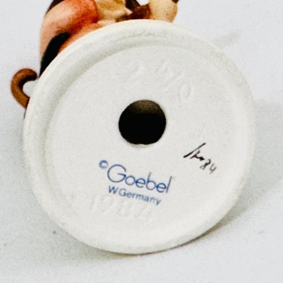 Goebel Hummel Little Fiddler 2 4/0 MIniature Hummel TMK-6 (1984) - Picture 7 of 8